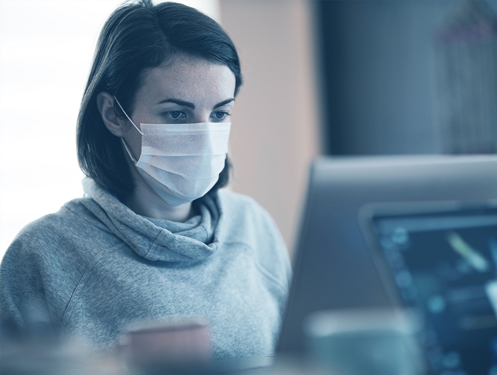 vrouw bij de laptop coronahulp