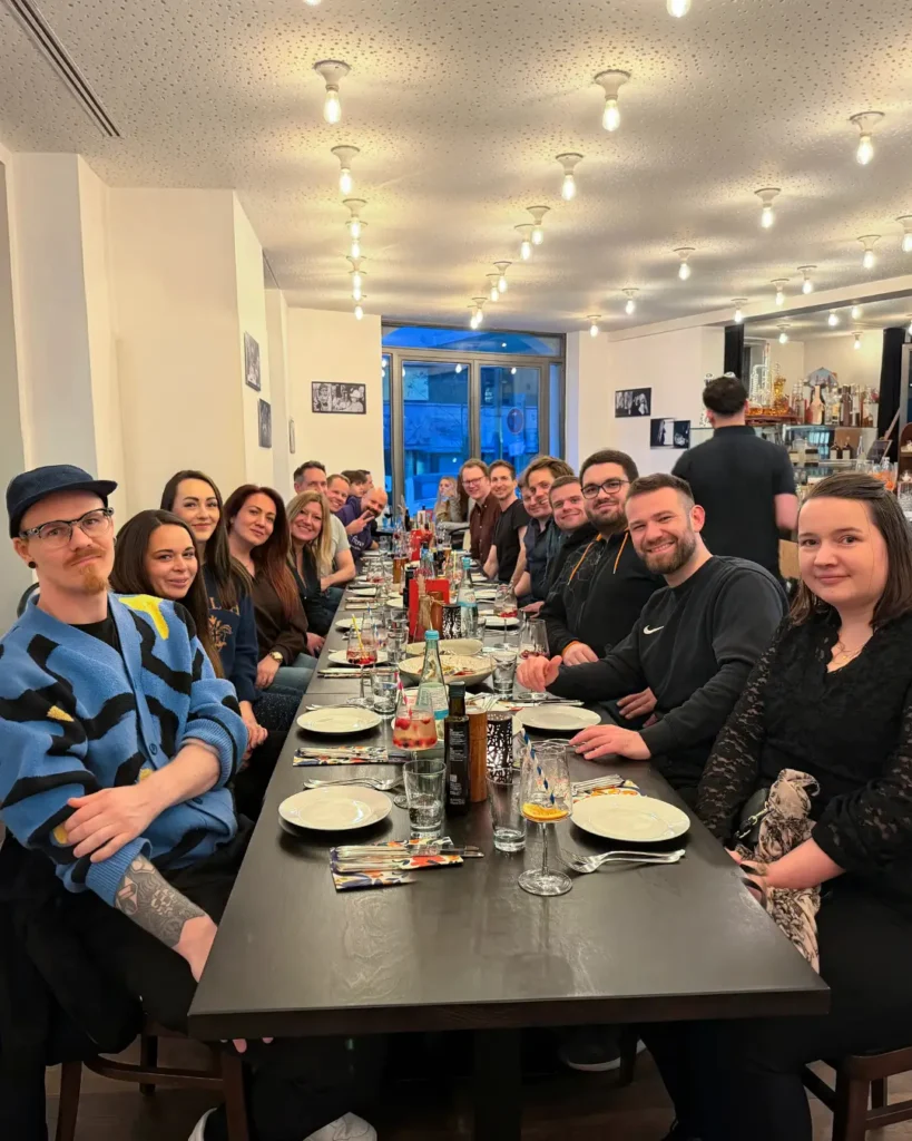 Het GetMyInvoices-team tijdens een gezamenlijk diner.