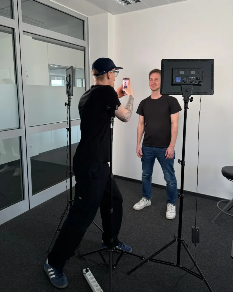 Zwei GetMyInvoices Mitarbeiter beim Foto-Shoot