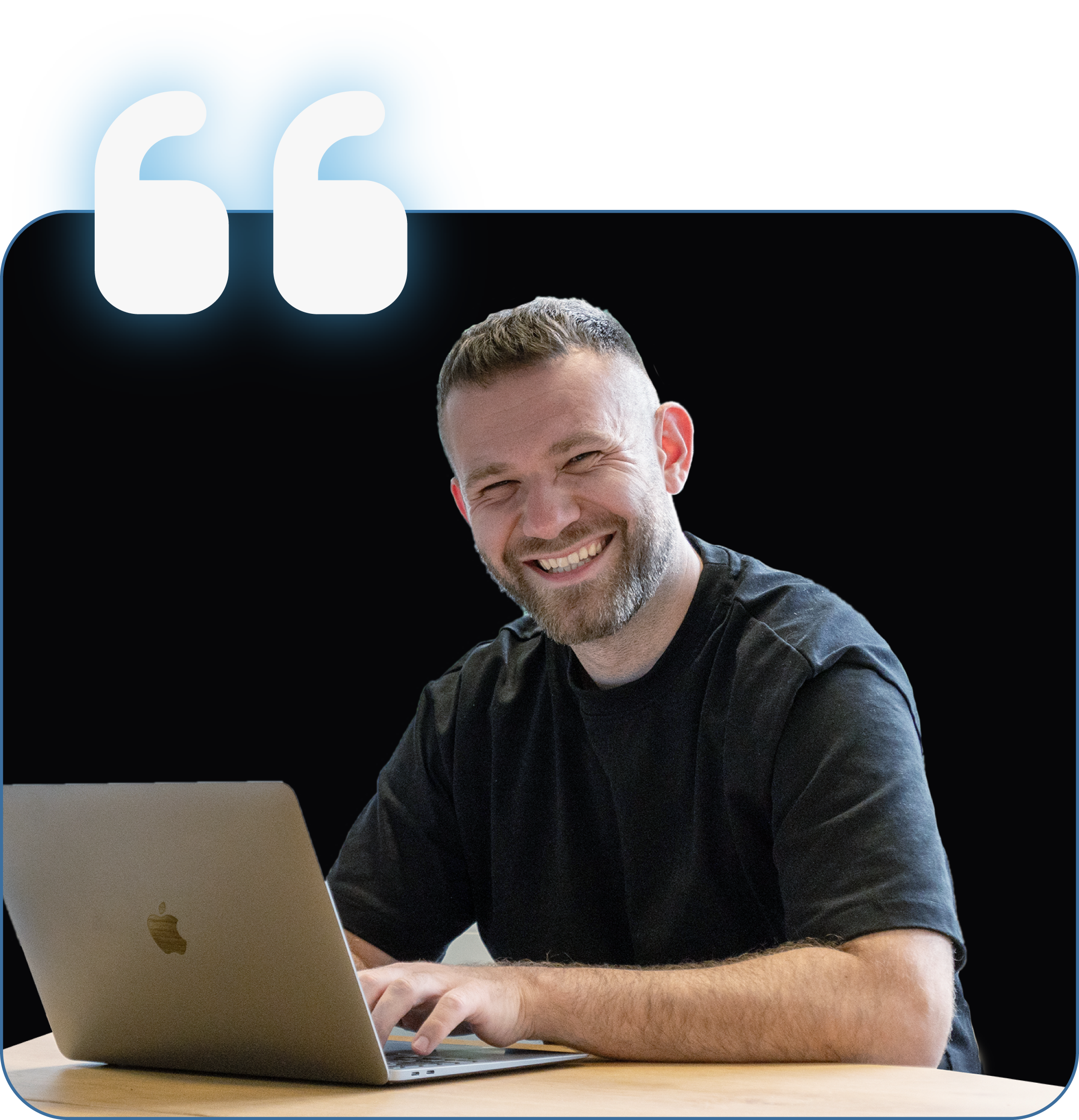 Collaboratore GetMyInvoices sorridente al laptop