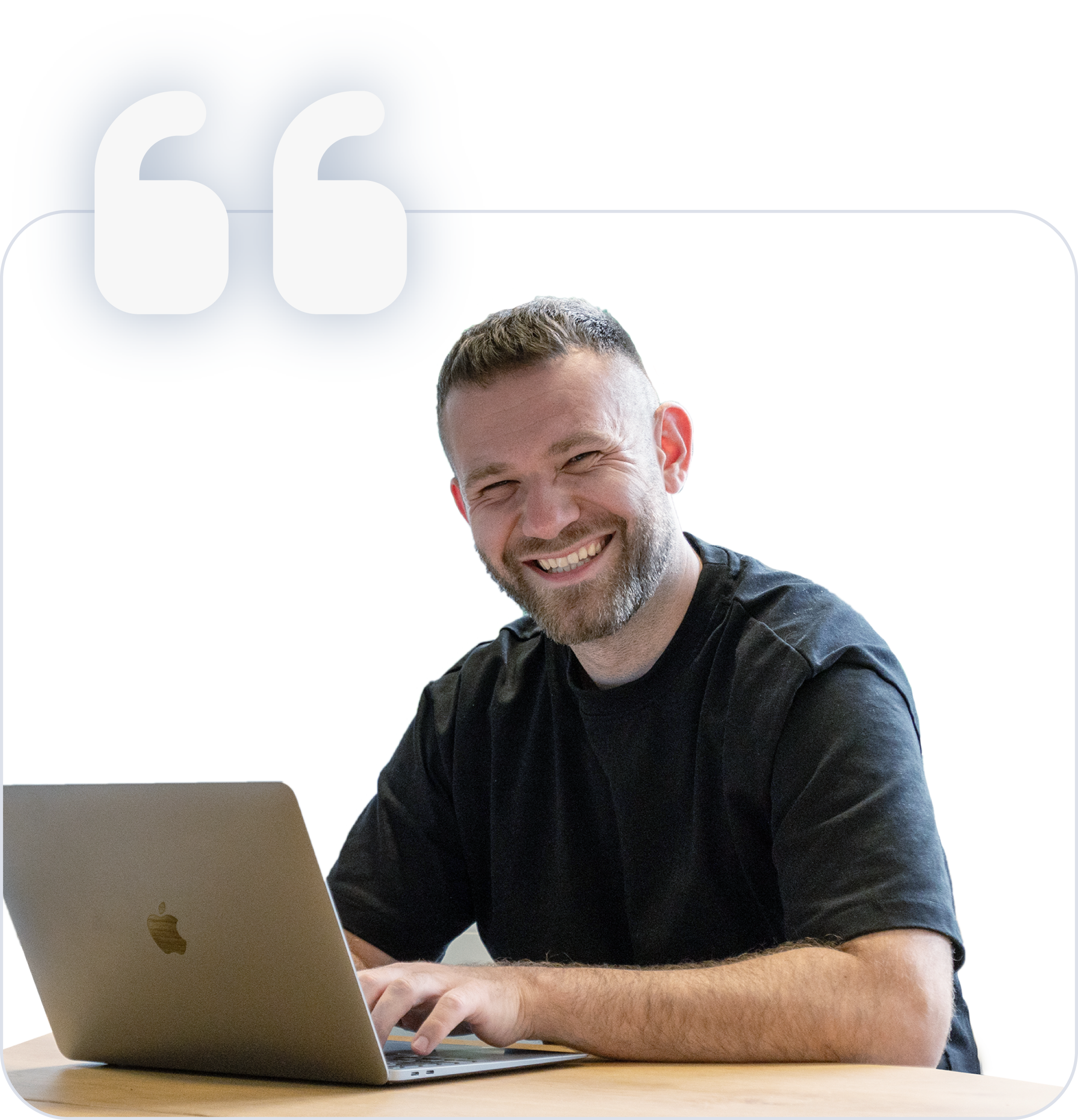 Collaboratore GetMyInvoices sorridente al laptop