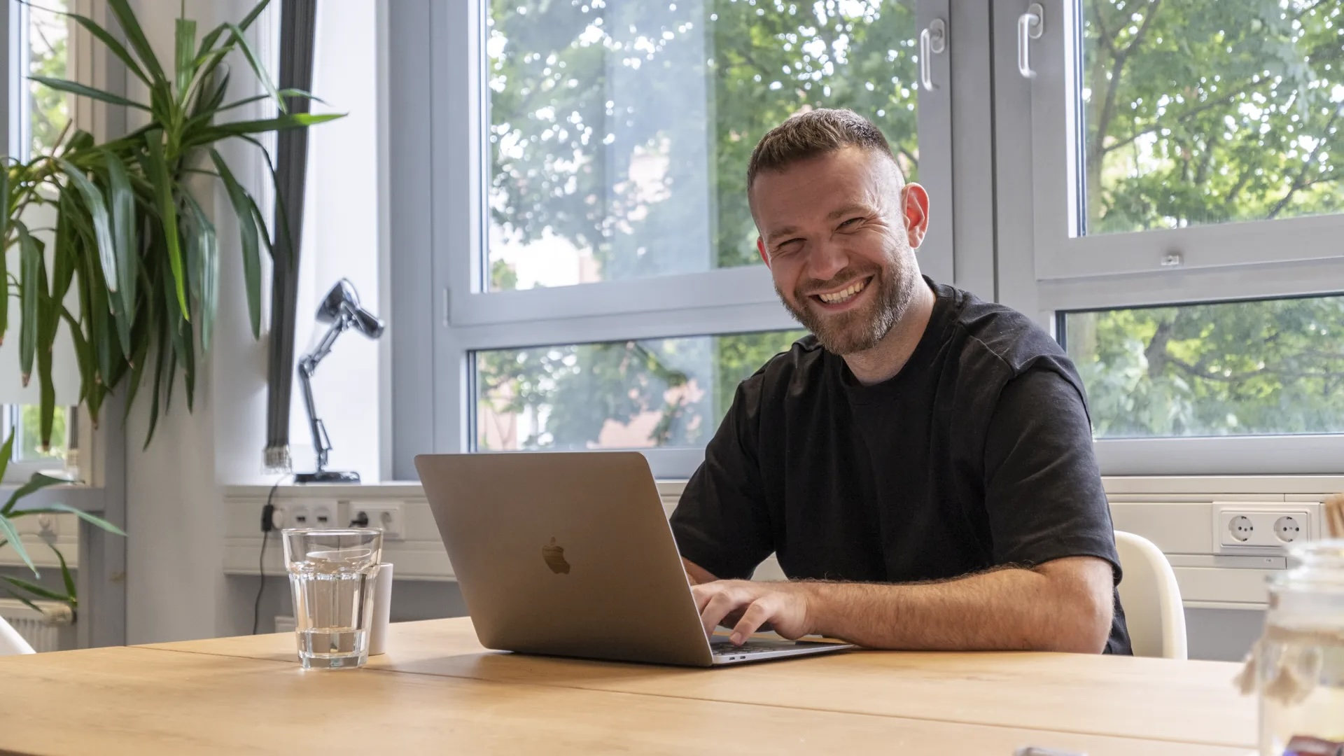 Collaboratore alla scrivania con un laptop