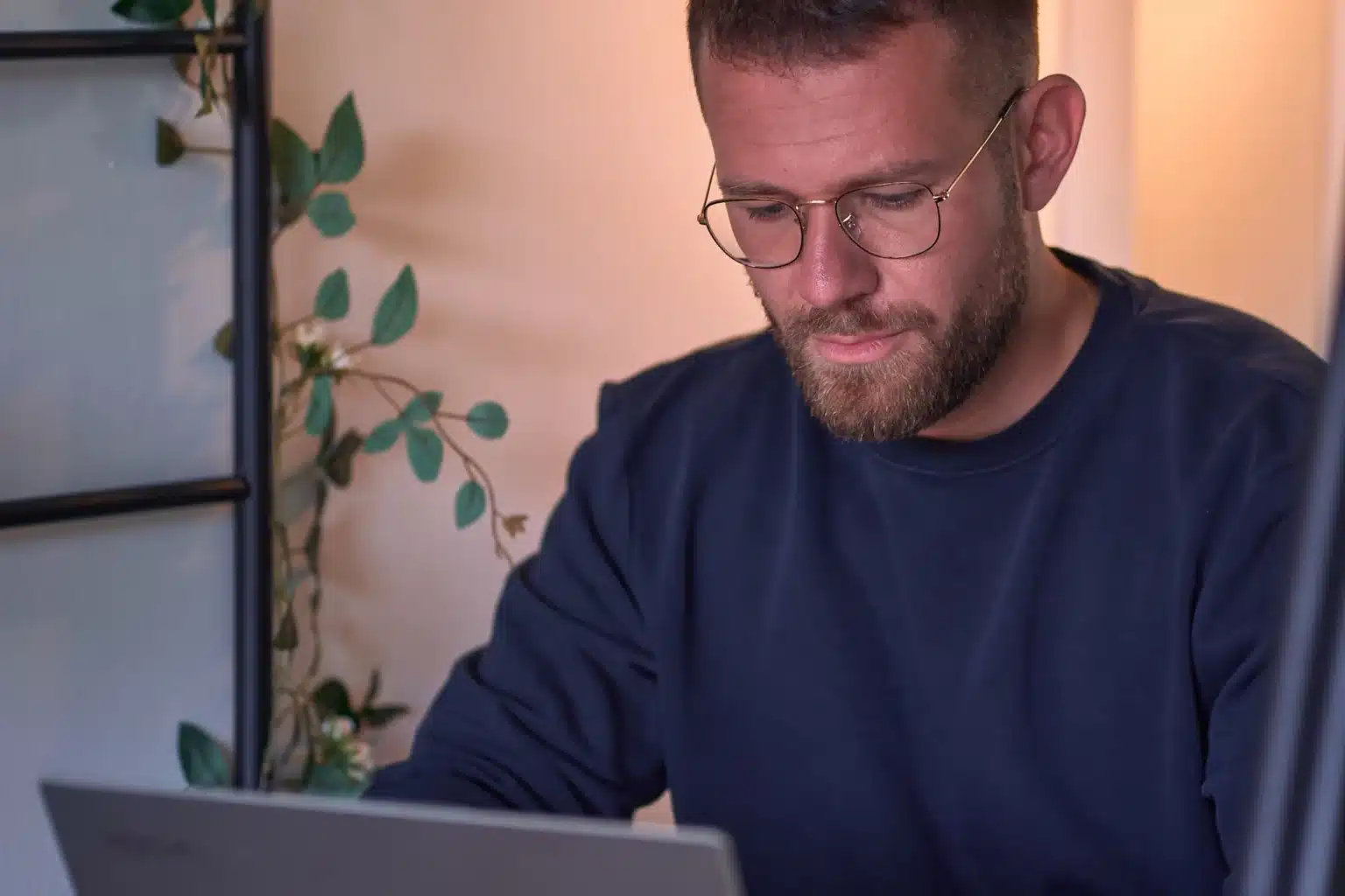 Un collaboratore di GetMyInvoices lavora concentrato al laptop